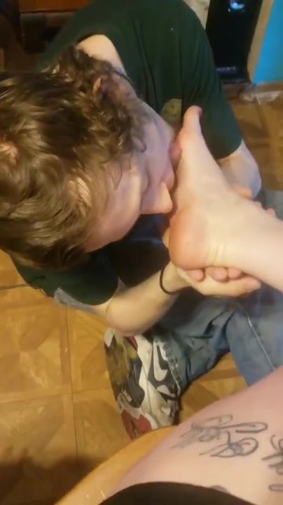 Amateur foot worship 7